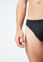 Nahaufnahme von einem Herren-Model, das HU black baumwolle Slip Doppelpack trägt