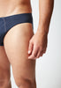 Nahaufnahme von einem Herren-Model, das HU dress blue baumwolle Slip Doppelpack trägt