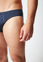 Nahaufnahme von einem Herren-Model, das HU dress blue baumwolle Slip Doppelpack trägt