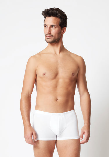 Vorderansicht von einem Herren-Model, das HU white baumwolle Pants Doppelpack trägt