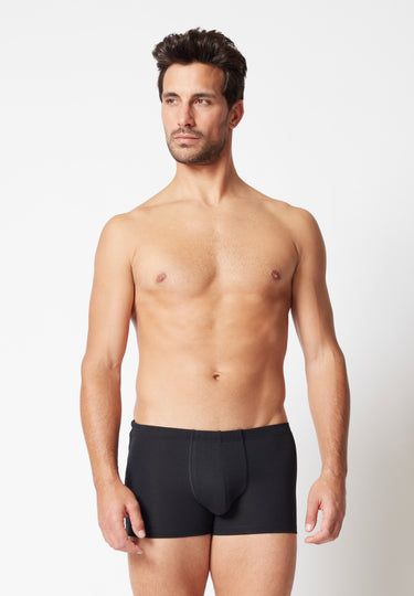 Vorderansicht von einem Herren-Model, das HU black baumwolle Pants Doppelpack trägt