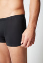 Nahaufnahme von einem Herren-Model, das HU black baumwolle Pants Doppelpack trägt