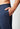 Nahaufnahme von einem Herren-Model, das HU dress blue baumwolle Hose lang trägt