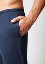 Nahaufnahme von einem Herren-Model, das HU dress blue baumwolle Hose lang trägt