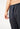 Nahaufnahme von einem Herren-Model, das HU anthracite stripe baumwolle Hose lang trägt