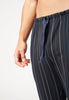 Nahaufnahme von einem Herren-Model, das HU anthracite stripe baumwolle Hose lang trägt