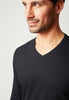 Nahaufnahme von einem Herren-Model, das HU anthracite baumwolle Shirt langarm trägt