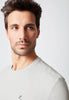 Nahaufnahme von einem Herren-Model, das HU beige melange baumwolle Shirt kurzarm trägt