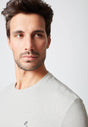 Nahaufnahme von einem Herren-Model, das HU beige melange baumwolle Shirt kurzarm trägt