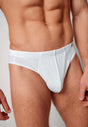 Nahaufnahme von einem Herren-Model, das HU white modal/viskose/tencel Slip trägt