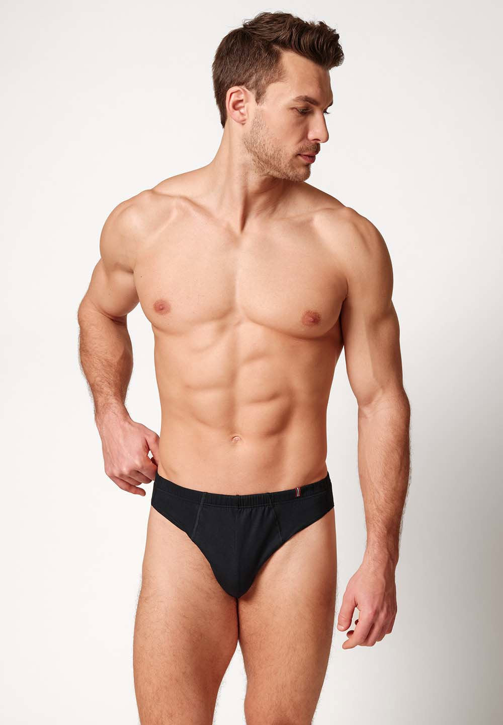 Vorderansicht von einem Herren-Model, das HU black modal/viskose/tencel Slip trägt