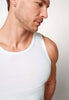 Nahaufnahme von einem Herren-Model, das HU white modal/viskose/tencel Tanktop trägt