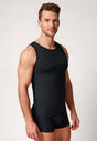Vorderansicht von einem Herren-Model, das HU black modal/viskose/tencel Tanktop trägt