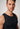Nahaufnahme von einem Herren-Model, das HU black modal/viskose/tencel Tanktop trägt
