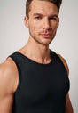 Nahaufnahme von einem Herren-Model, das HU black modal/viskose/tencel Tanktop trägt