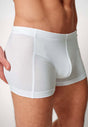 Nahaufnahme von einem Herren-Model, das HU white modal/viskose/tencel Pants trägt