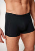 Nahaufnahme von einem Herren-Model, das HU black modal/viskose/tencel Pants trägt