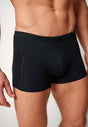 Nahaufnahme von einem Herren-Model, das HU black modal/viskose/tencel Pants trägt