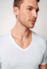 Nahaufnahme von einem Herren-Model, das HU white modal/viskose/tencel V-Shirt kurzarm trägt