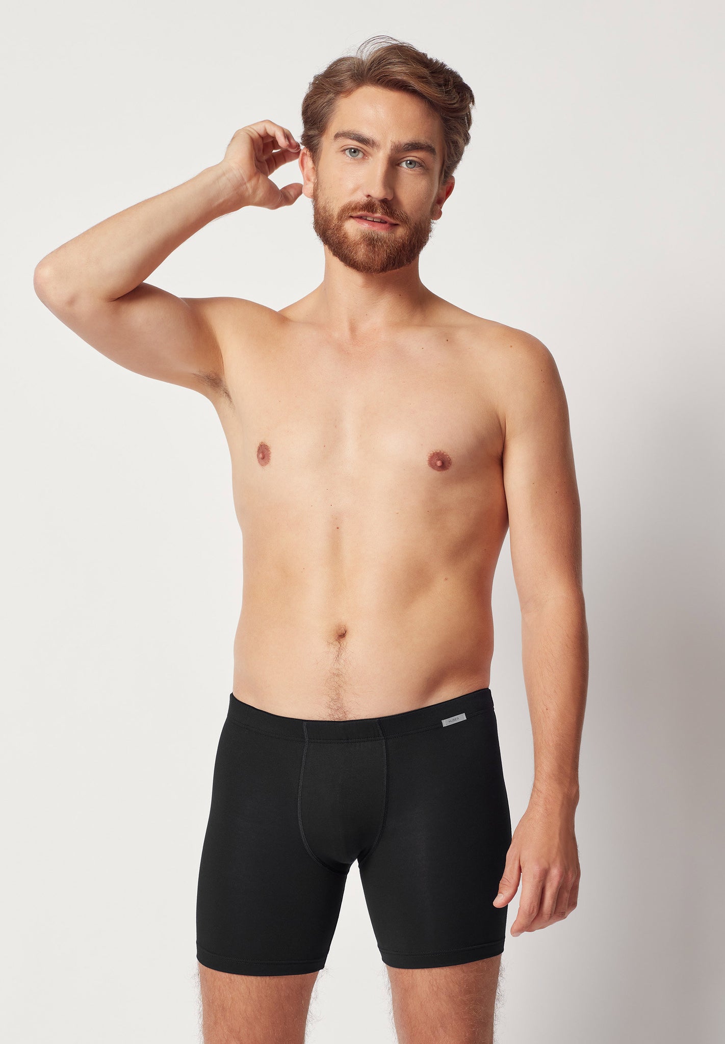 Vorderansicht von einem Herren-Model, das HU black modal/viskose/tencel Pants langes Bein trägt