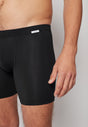 Nahaufnahme von einem Herren-Model, das HU black modal/viskose/tencel Pants langes Bein trägt