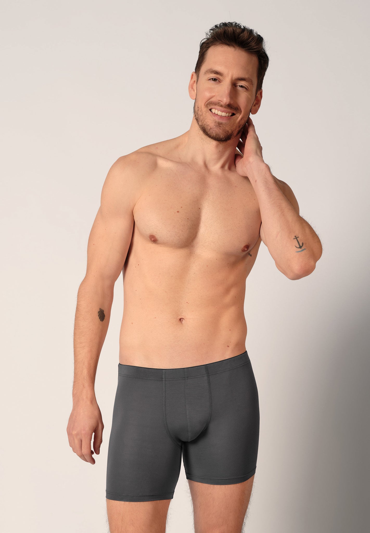 Vorderansicht von einem Herren-Model, das HU asphalt modal/viskose/tencel Pants langes Bein trägt