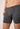 Nahaufnahme von einem Herren-Model, das HU asphalt modal/viskose/tencel Pants langes Bein trägt