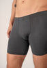 Nahaufnahme von einem Herren-Model, das HU asphalt modal/viskose/tencel Pants langes Bein trägt