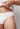 Nahaufnahme von einem Herren-Model, das HU white modal/viskose/tencel Slip trägt