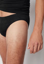 Nahaufnahme von einem Herren-Model, das HU black modal/viskose/tencel Slip trägt