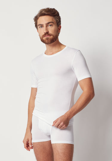 Vorderansicht von einem Herren-Model, das HU white modal/viskose/tencel Shirt kurzarm trägt