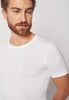Nahaufnahme von einem Herren-Model, das HU white modal/viskose/tencel Shirt kurzarm trägt