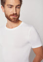Nahaufnahme von einem Herren-Model, das HU white modal/viskose/tencel Shirt kurzarm trägt
