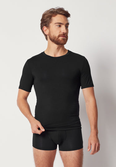 Vorderansicht von einem Herren-Model, das HU black modal/viskose/tencel Shirt kurzarm trägt
