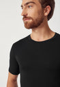 Nahaufnahme von einem Herren-Model, das HU black modal/viskose/tencel Shirt kurzarm trägt