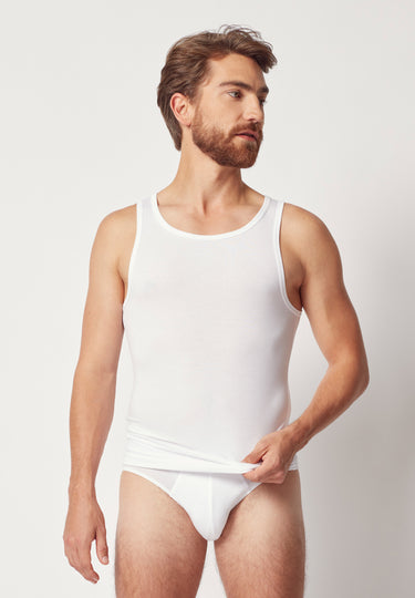 Vorderansicht von einem Herren-Model, das HU white modal/viskose/tencel Tanktop trägt