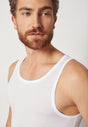 Nahaufnahme von einem Herren-Model, das HU white modal/viskose/tencel Tanktop trägt