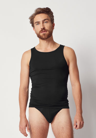 Vorderansicht von einem Herren-Model, das HU black modal/viskose/tencel Tanktop trägt