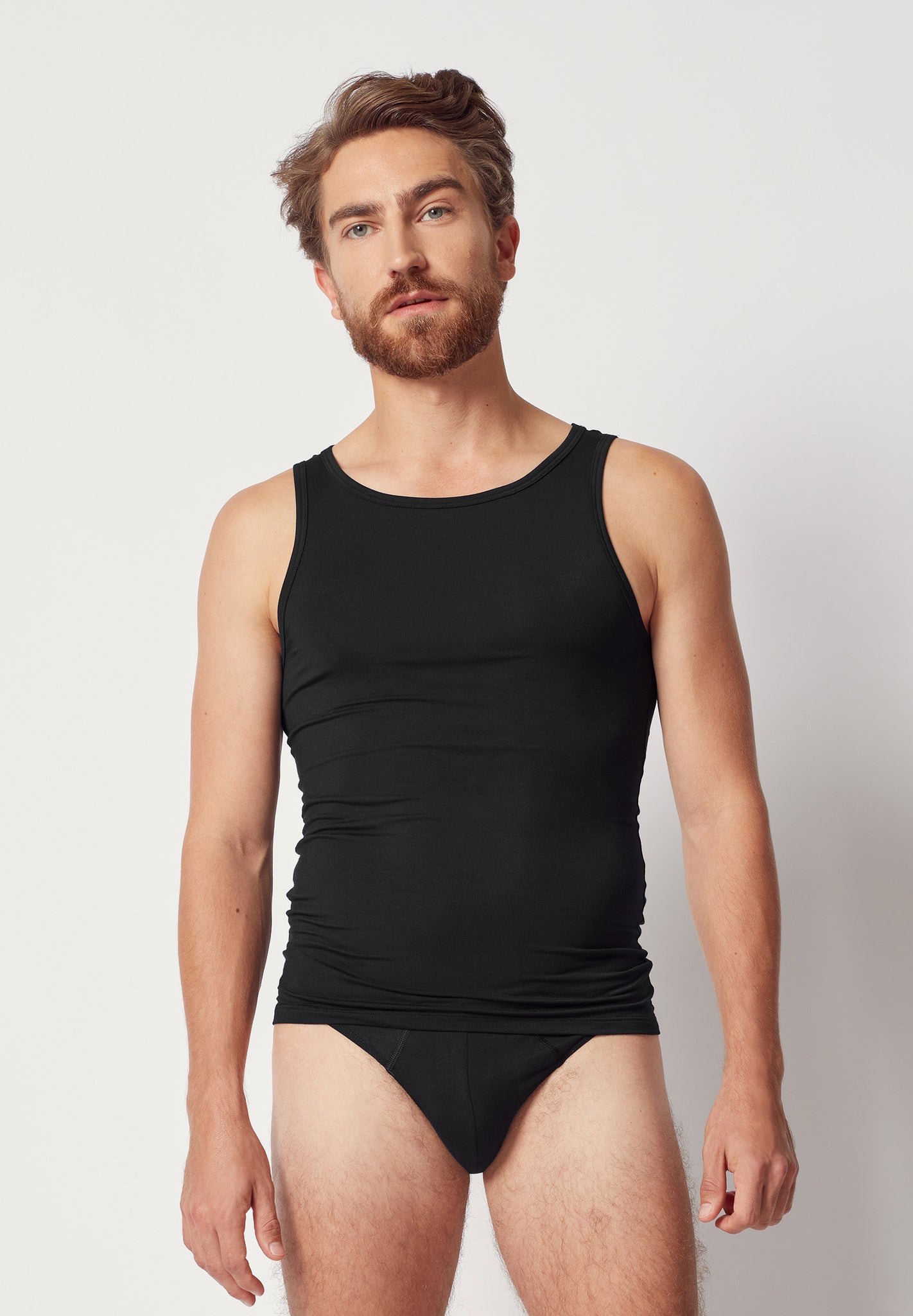 Vorderansicht von einem Herren-Model, das HU black modal/viskose/tencel Tanktop trägt