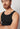 Nahaufnahme von einem Herren-Model, das HU black modal/viskose/tencel Tanktop trägt
