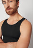 Nahaufnahme von einem Herren-Model, das HU black modal/viskose/tencel Tanktop trägt