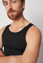 Nahaufnahme von einem Herren-Model, das HU black modal/viskose/tencel Tanktop trägt