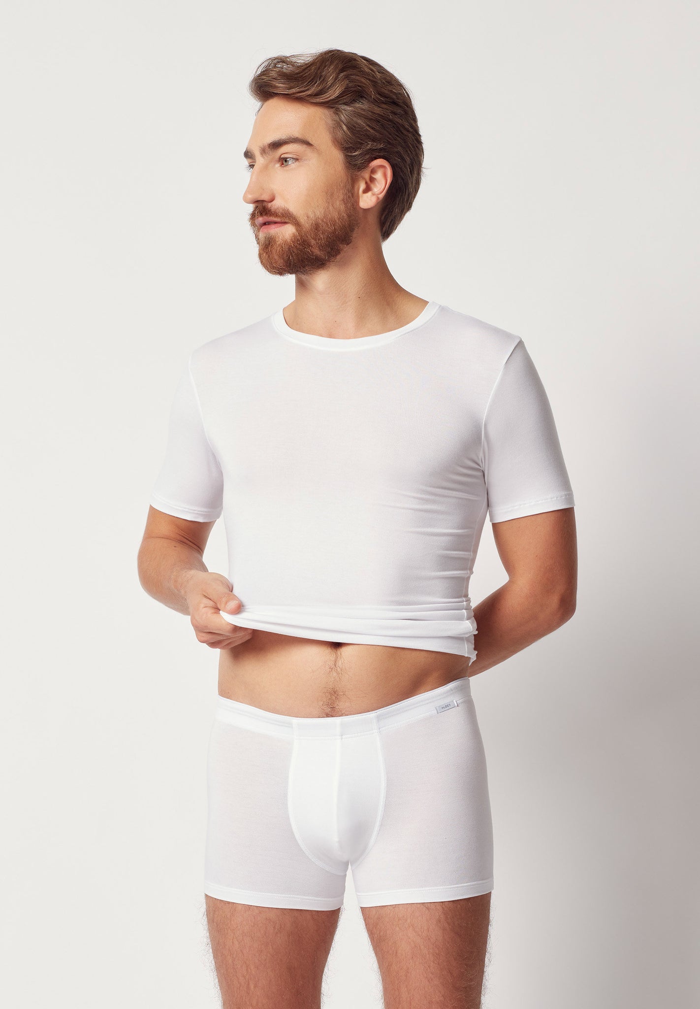Vorderansicht von einem Herren-Model, das HU white modal/viskose/tencel Pants trägt