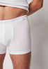 Nahaufnahme von einem Herren-Model, das HU white modal/viskose/tencel Pants trägt