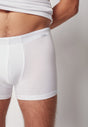 Nahaufnahme von einem Herren-Model, das HU white modal/viskose/tencel Pants trägt