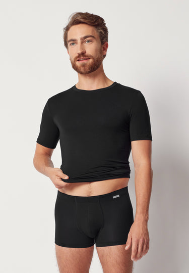 Vorderansicht von einem Herren-Model, das HU black modal/viskose/tencel Pants trägt