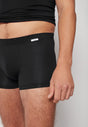 Nahaufnahme von einem Herren-Model, das HU black modal/viskose/tencel Pants trägt