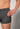 Nahaufnahme von einem Herren-Model, das HU asphalt modal/viskose/tencel Pants trägt