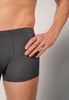 Nahaufnahme von einem Herren-Model, das HU asphalt modal/viskose/tencel Pants trägt