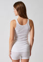 Rückansicht von einem Damen-Model, das HU white modal/viskose/tencel Tanktop Doppelpack trägt